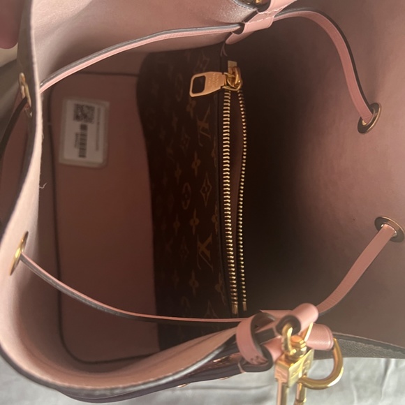 Louis Vuitton - Picture 3 of 5